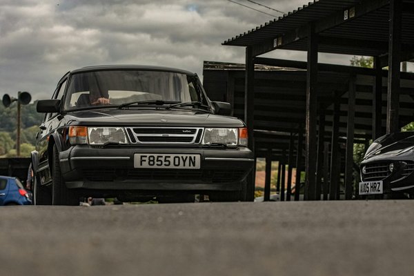 Découvrez Comment Fixer Efficacement une Remorque à Votre Voiture !